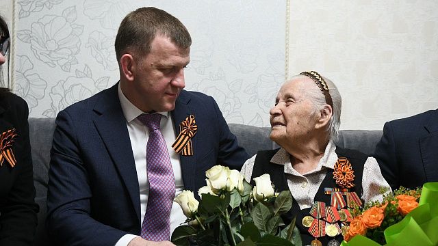 Евгений Наумов поздравил Марию Губину с 78-ой годовщиной Великой Победы. Фото: Александр Райко