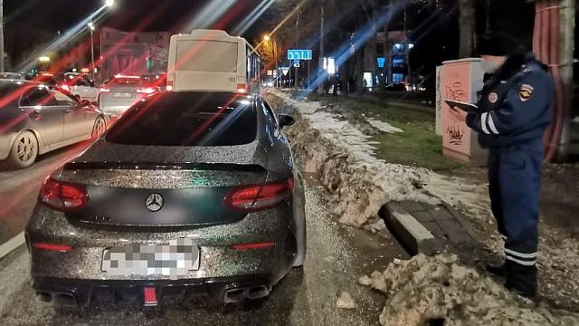 Полиция Краснодара через Инстаграм нашла гонщика-нарушителя на Mercedes и выписала ему 4 штрафа