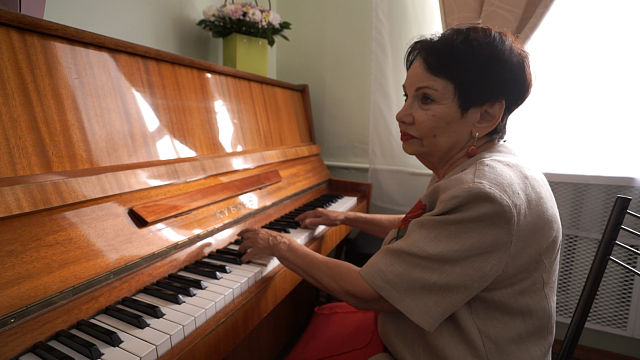 Краснодарка 60 лет учит детей игре на фортепиано в одной школе искусств