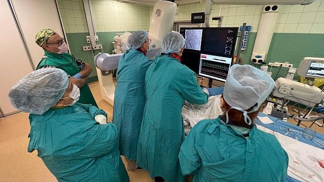 Краснодарские врачи впервые в ЮФО заменили сердечный клапан с защитой мозга