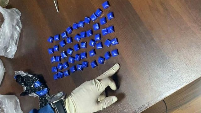 В Краснодаре задержали подозрительную парочку с 27 наркосвертками Фото: пресс-служба УМВД России по Краснодару