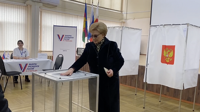 Вера Галушко призвала всех горожан прийти и отдать свои голоса за будущее России. Фото: телеканал «Краснодар»