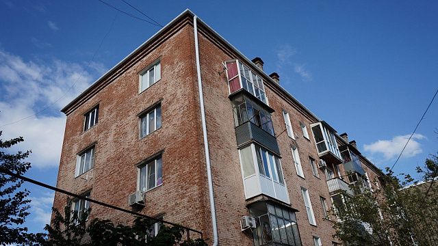На Кубани продолжают капитальный ремонт жилых домов. Фото: телеканал «Краснодар»