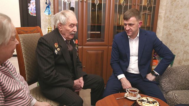Евгений Наумов поздравил ветерана из Краснодара с 90-летием. Фото: Станислав Телеховец