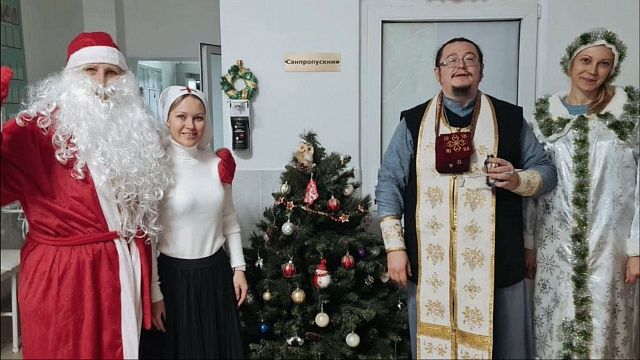 Священник Свято-Сергиевского храма и сёстры милосердия поздравили с Рождеством пациентов больницы