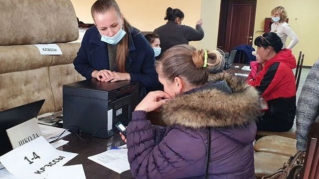 На Кубани помогают приезжим из Херсонской области. Фото: пресс-служба администрации Краснодарского края