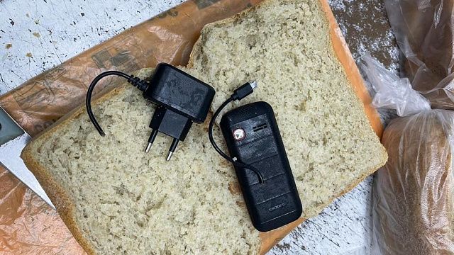 Сотрудники краснодарского СИЗО обнаружили 4 телефона в хлебе заключенного Фото: пресс-служба УФСИН России по Краснодарскому краю