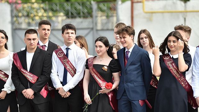 Выпускники школы № 39 города Краснодара. Фото: t.me/minkovaanna23/239