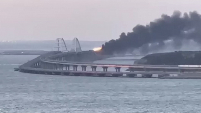 Кадры из видео RT после взрыва на Крымском мосту. @rt_russian 
