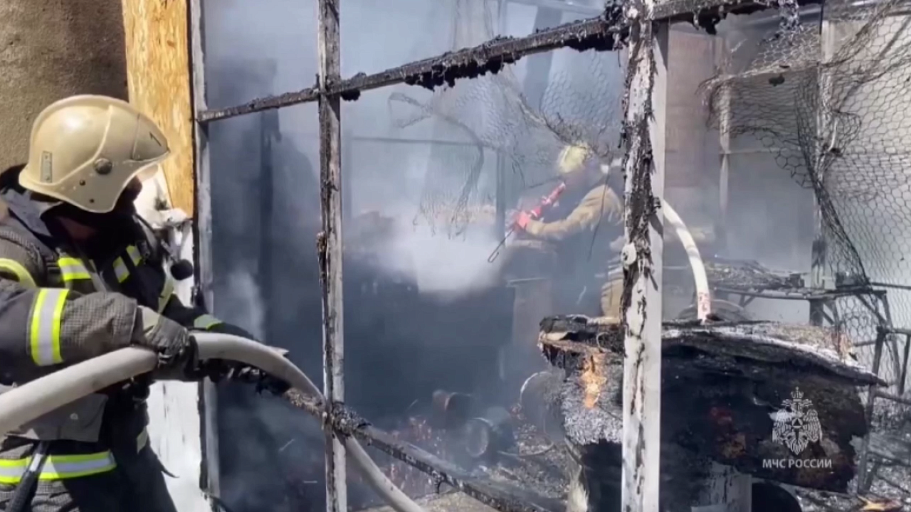 Во время пожара в Краснодаре пострадал работник склада