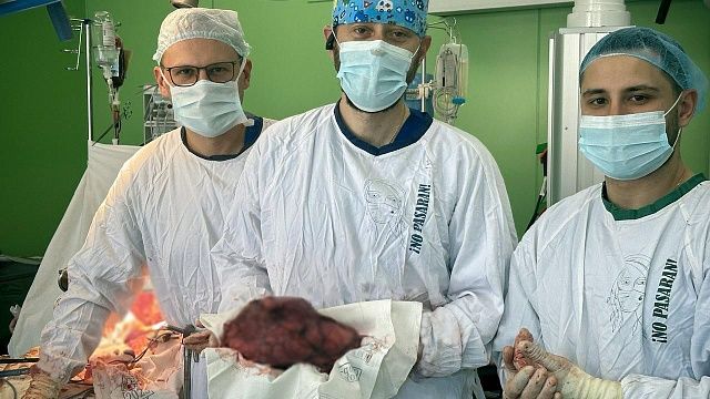Кубанские медики провели сложнейшую операцию по удалению почки. Фото: t.me/kkb2krasnodar