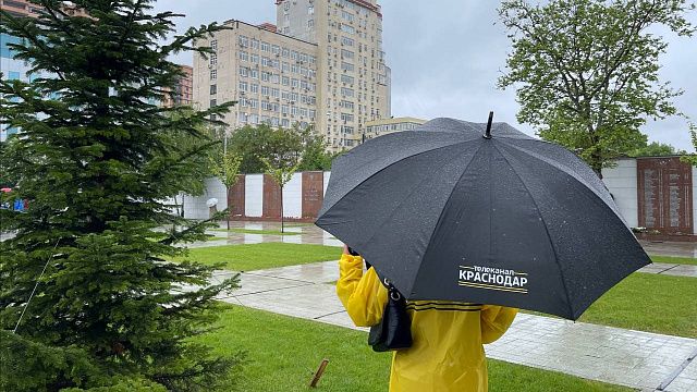 В Краснодаре из-за дождя отменили часть запланированных мероприятий на 9 мая. Фото: телеканал «Краснодар»