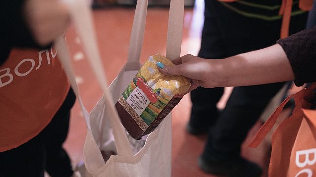 Пенсионерам и нуждающимся семьям Кубани подарят продуктовые корзины к Масленице Фото: vk.com/foodbankrus