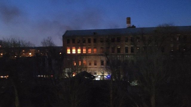 В Краснодаре горит здание бывшего завода кожизделий. Фото: телеканал «Краснодар»
