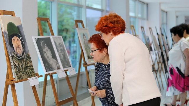 Выставка портретов героев спецоперации «СВОИ» открылась в Краснодаре. Фото: пресс-служба администрации Краснодара