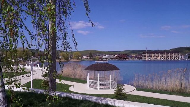 Набережную озеро Круглое в Горячем Ключе благоустроили в 2022 году, фото: телеканал «Краснодар»