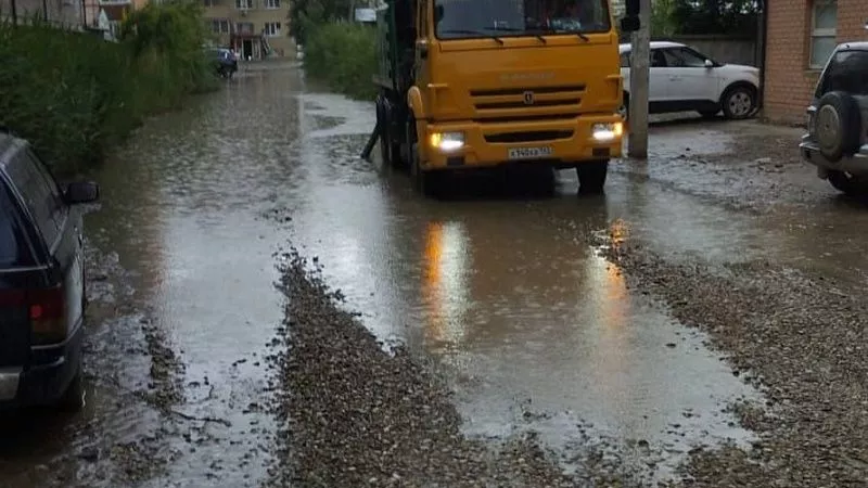 На улицах Краснодара начали откачивать воду после сильного утреннего дождя