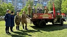 Краснодарская полиция поздравила ветеранов на ретро-автомобилях