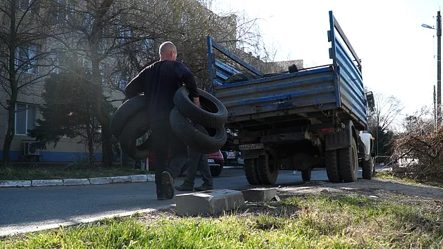 С улиц Краснодара за день убирают до 4 тонны выброшенных покрышек