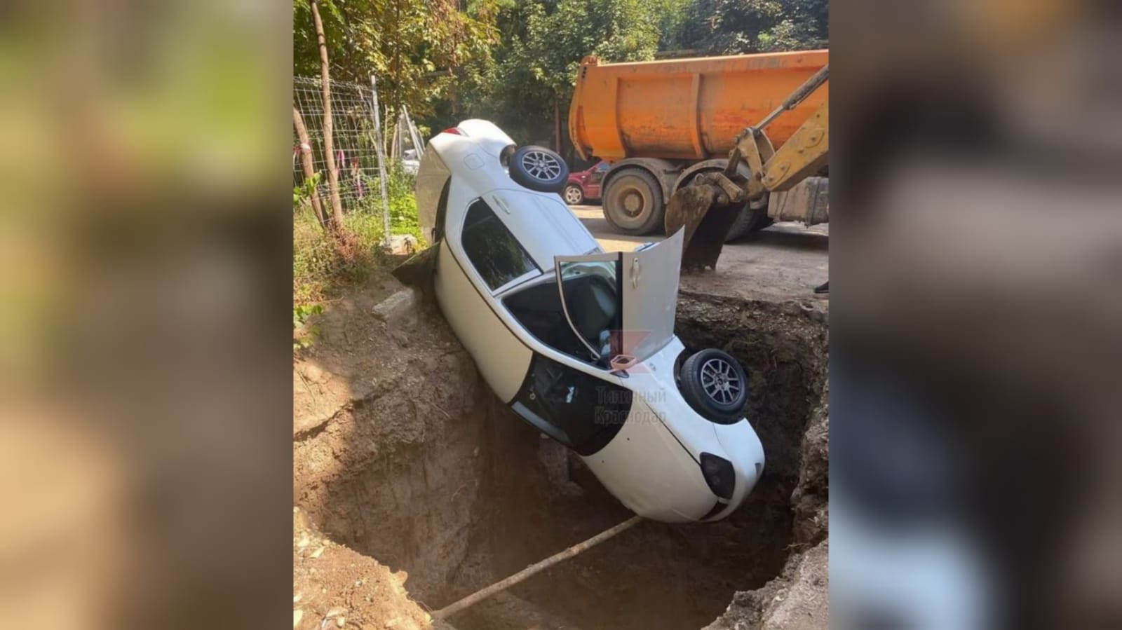 В Краснодаре на улице Селезнёва автомобиль провалился в яму. 31.08.2022 г.  Телеканал «Краснодар»