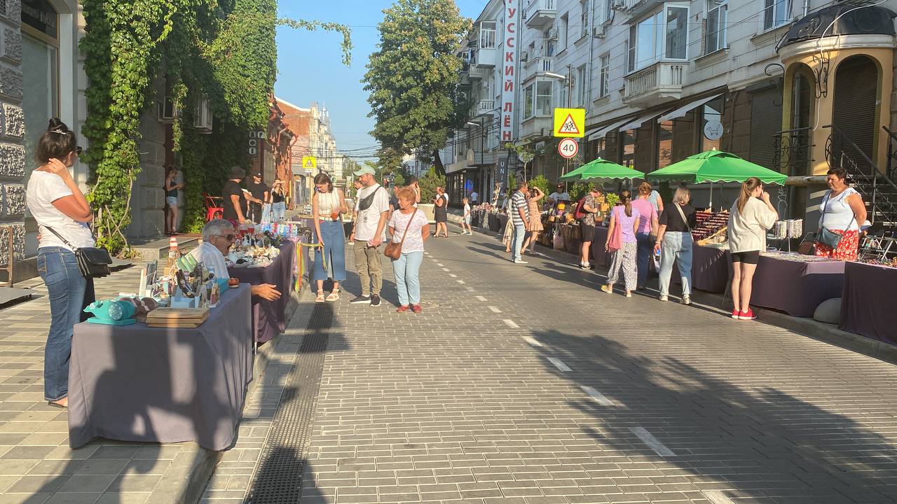 Культурные променады на ул. Чапаева в Краснодаре будут проводить каждый  выходные до октября. 24.07.2023 г. Телеканал «Краснодар»