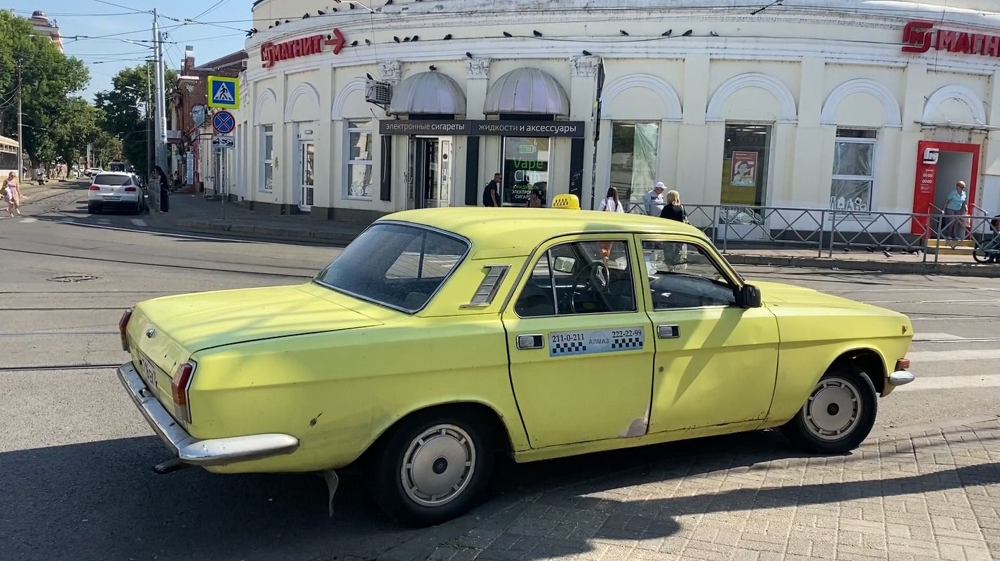 Люди по 1,5 часа стояли в очереди на такси: водитель лимонной «Волги» о  том, как за полвека изменился Краснодар. 19.09.2023 г. Телеканал «Краснодар»