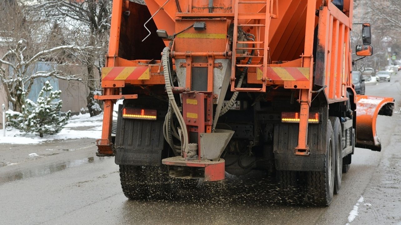 Более 780 тонн пескосоляной смеси использовали в Краснодаре для обработки  дорог от гололёда. 10.01.2024 г. Телеканал «Краснодар»