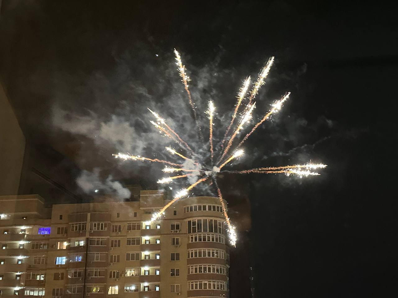 Фейерверк залетел в квартиру и вызвал пожар на балконе в ...