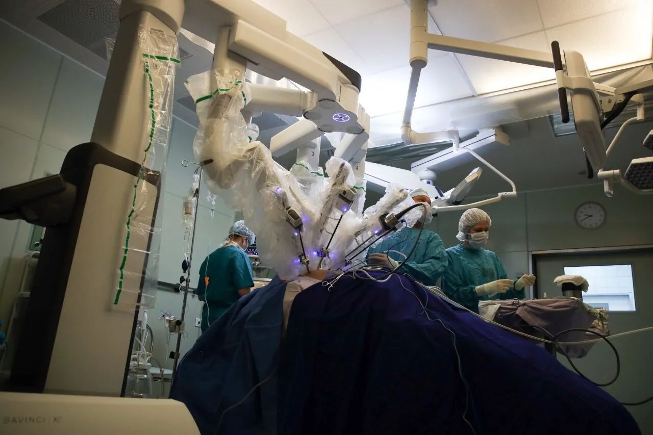 Da Vinci робот-хирург. Российский робот хирург 2022. В больнице делают операцию.. Барбараш 16 тысяч операций