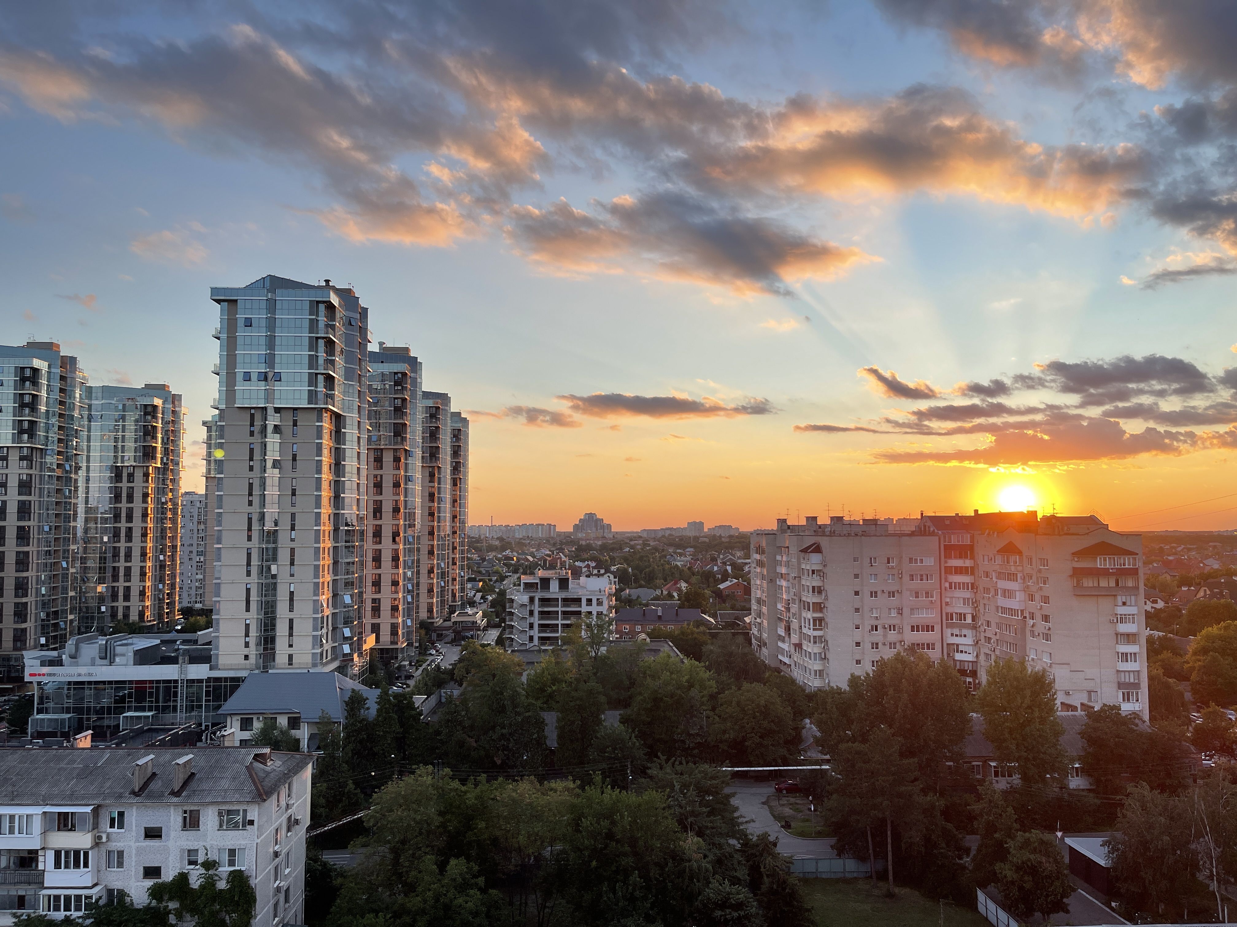 Заход сегодня в краснодаре. Жара в Краснодаре. Краснодар многоэтажки. Панорама Краснодар. Закат Краснодар.