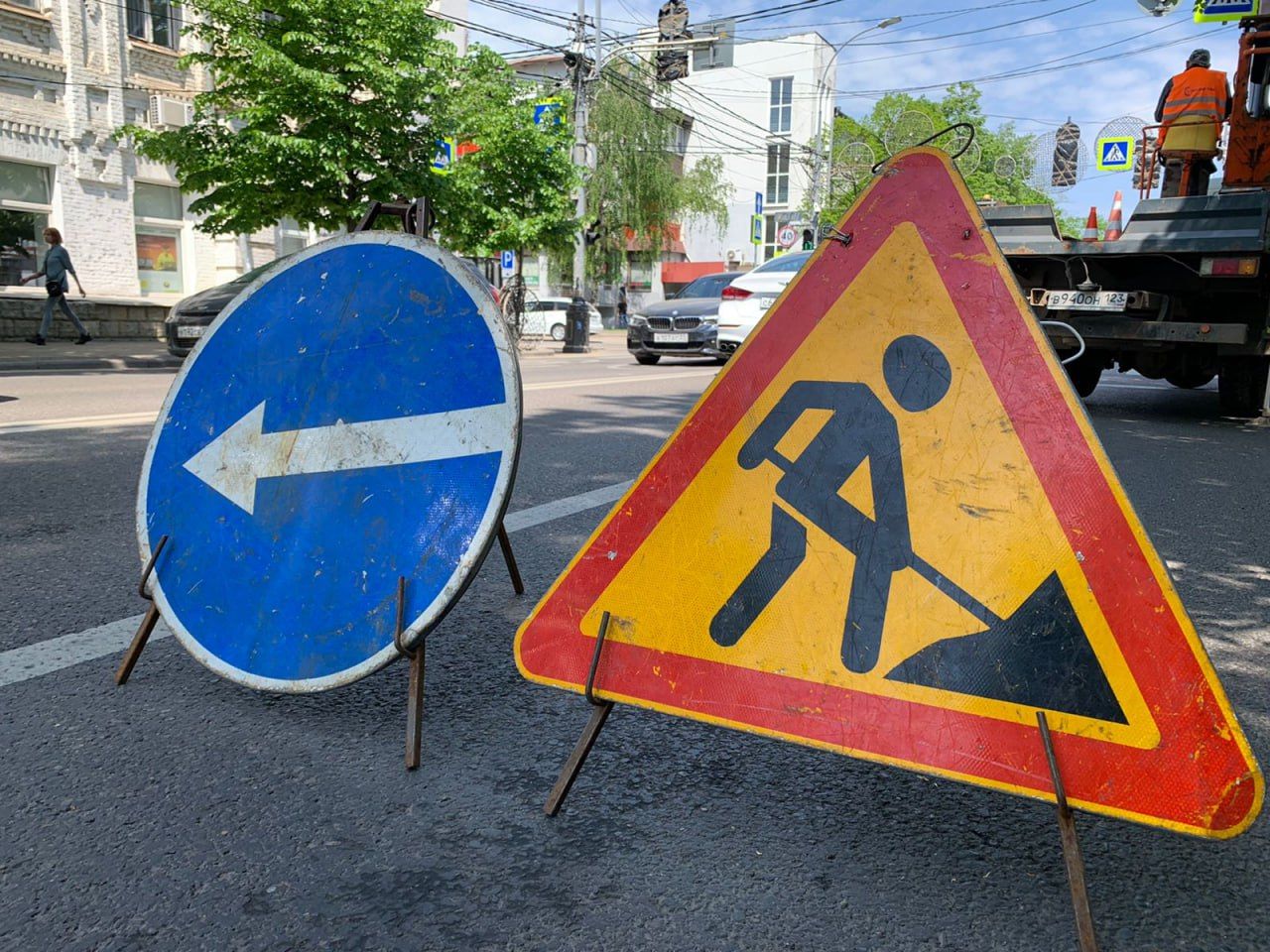 В Краснодаре на ул. Садовой на месяц частично ограничат движение  транспорта. 06.08.2023 г. Телеканал «Краснодар»