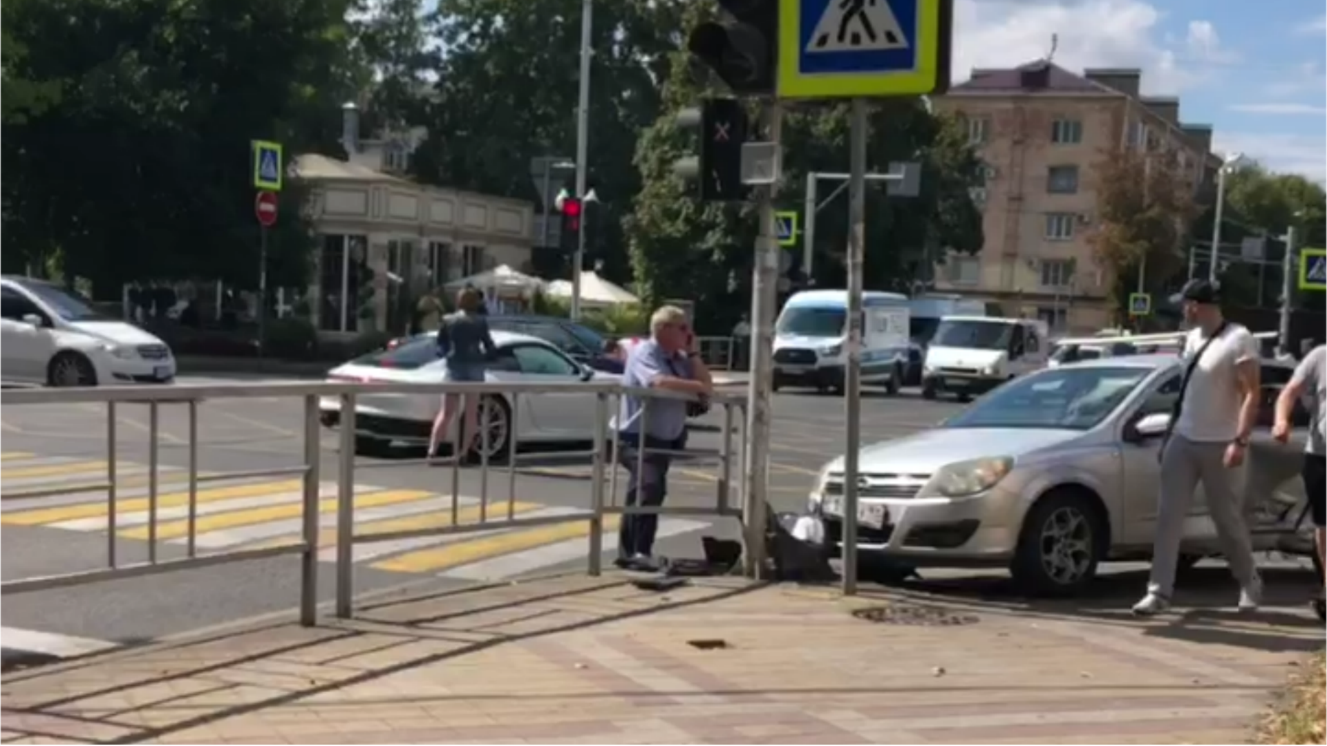 В центре Краснодара столкнулись Porsche и Opel. Оба водителя утверждают,  что ехали на «зеленый». 13.09.2022 г. Телеканал «Краснодар»