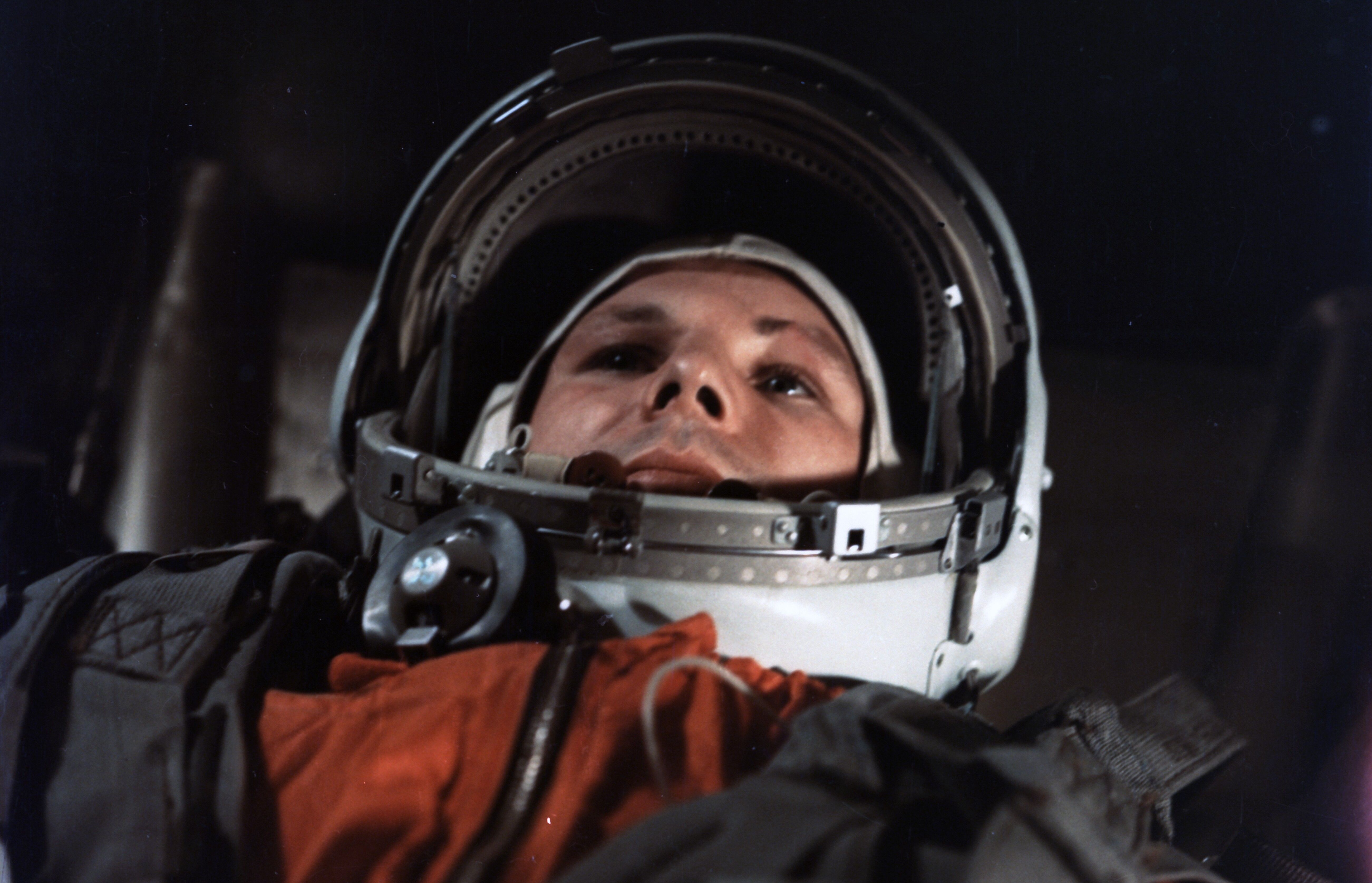 Первый пилотируемый полет в космос юрия гагарина. Космонавт 1961 Гагарин. Полёт Юрия Гагарина в космос. Гагарин первый полет в космос.