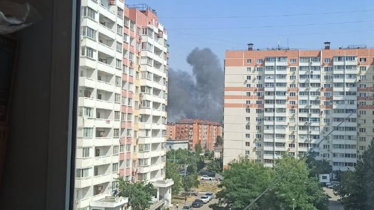 Крупный пожар в здании цеха тушат в Краснодаре | 20.06.2024 | Краснодар -  БезФормата