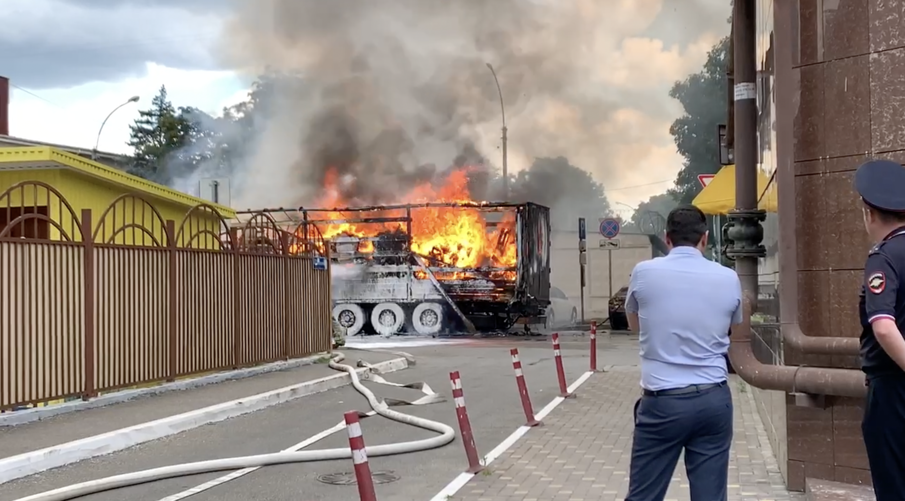 В Краснодаре на ул. Лузана загорелась фура. 17.07.2023 г. Телеканал  «Краснодар»