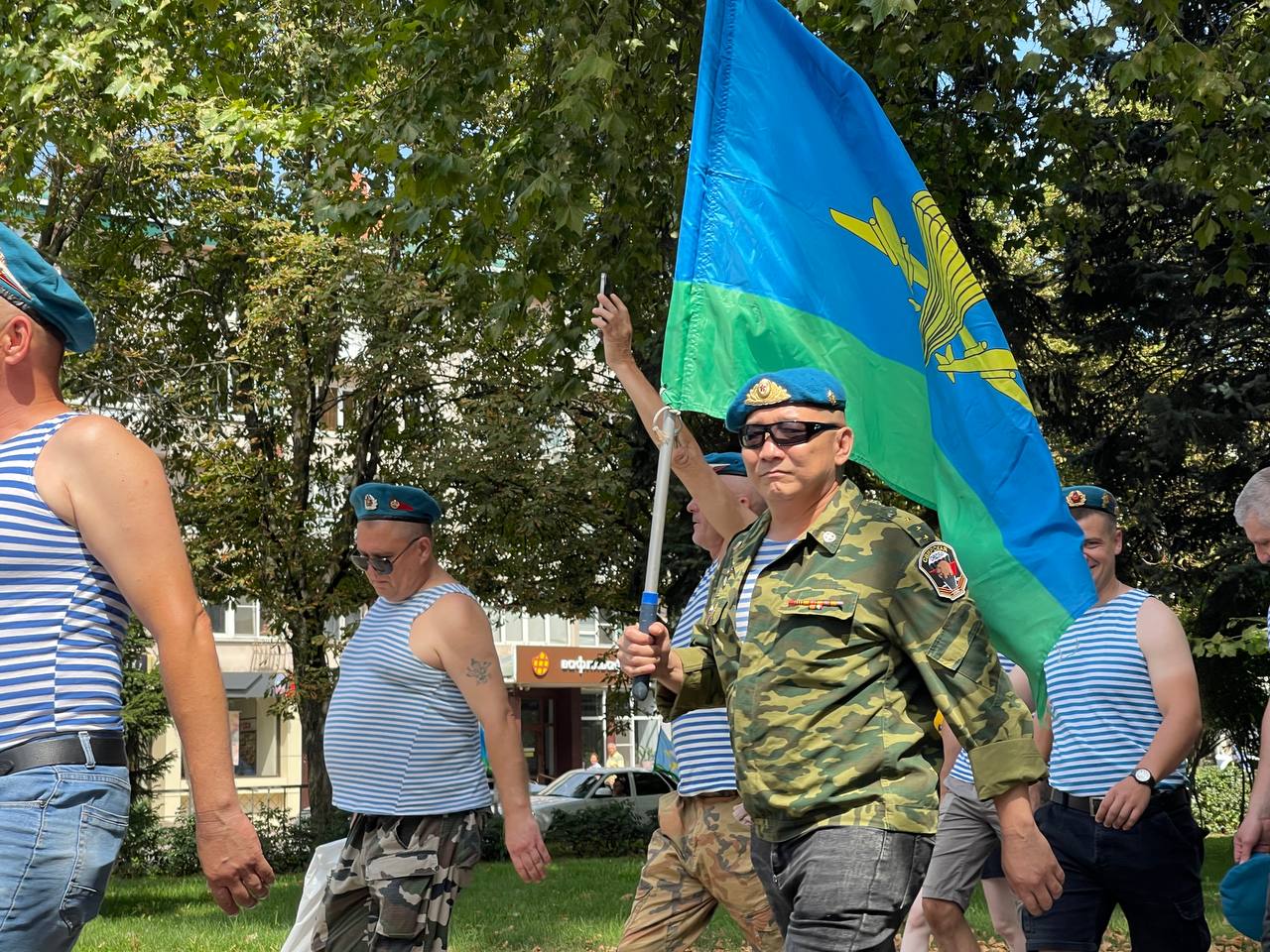 Десантники Краснодара промаршировали по центральным улицам города. ФОТО |  02.08.2023 | Краснодар - БезФормата