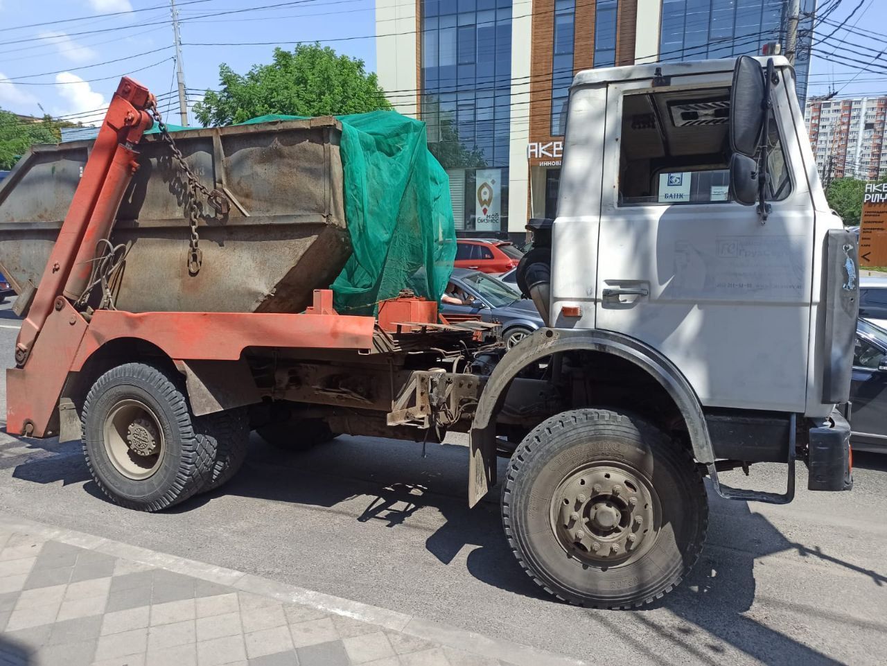 Полицейские Краснодара изъяли грузовики «чёрных» мусорщиков. 20.06.2023 г.  Телеканал «Краснодар»