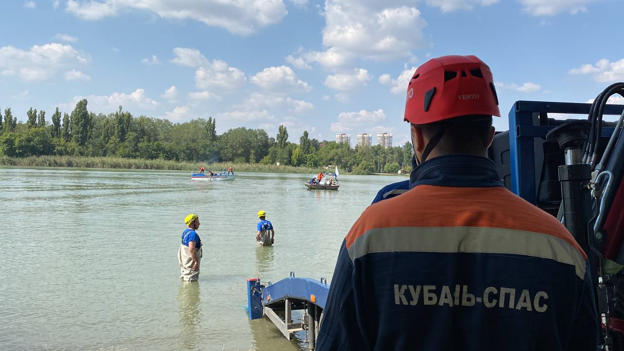 В Краснодаре на озере после «аварии» потушили машину и вытащили авто из воды.  12.09.2023 г. Телеканал «Краснодар»