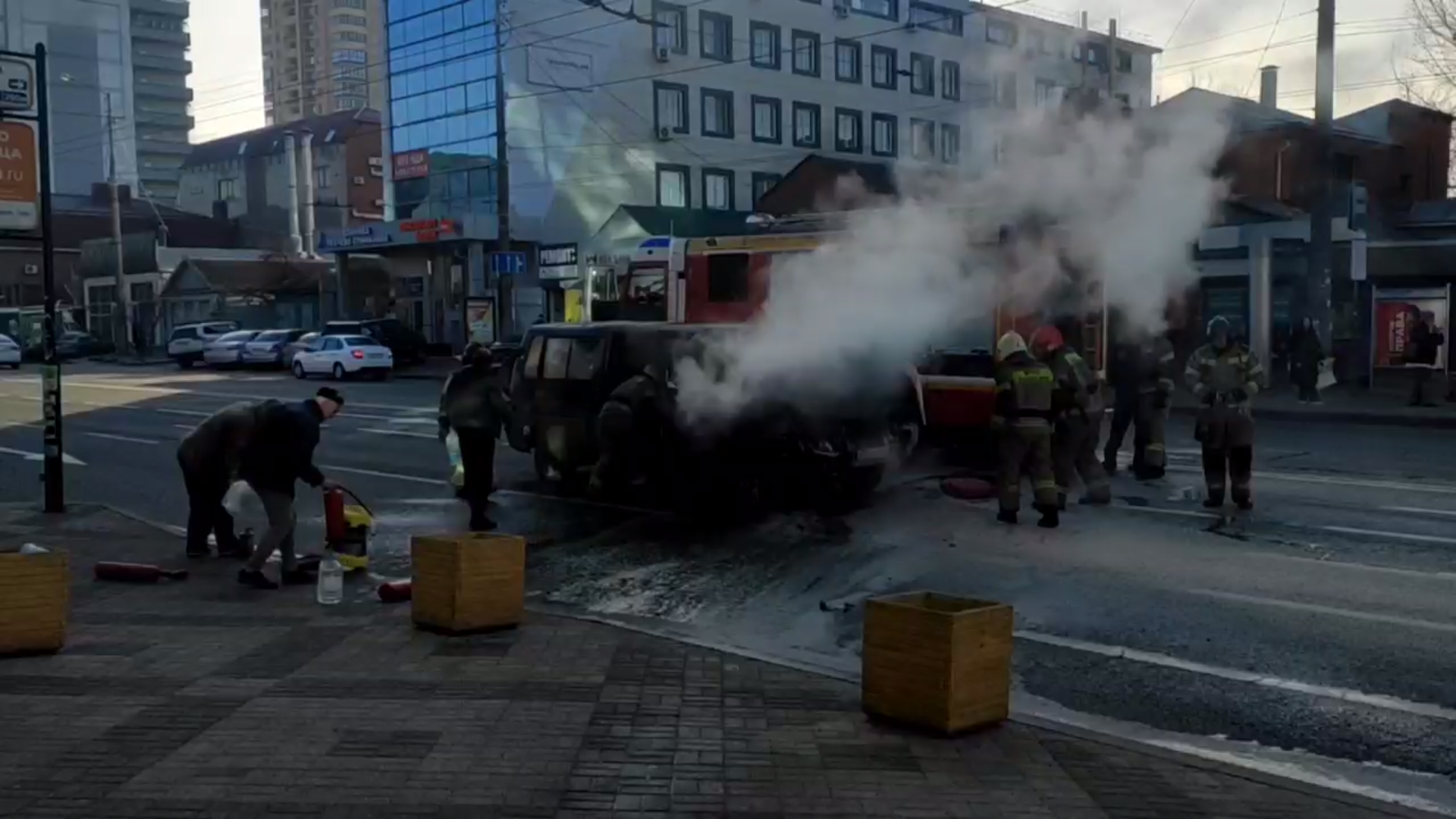 В Краснодаре на ул. Северной загорелся грузовой автомобиль. 12.01.2023 г.  Телеканал «Краснодар»