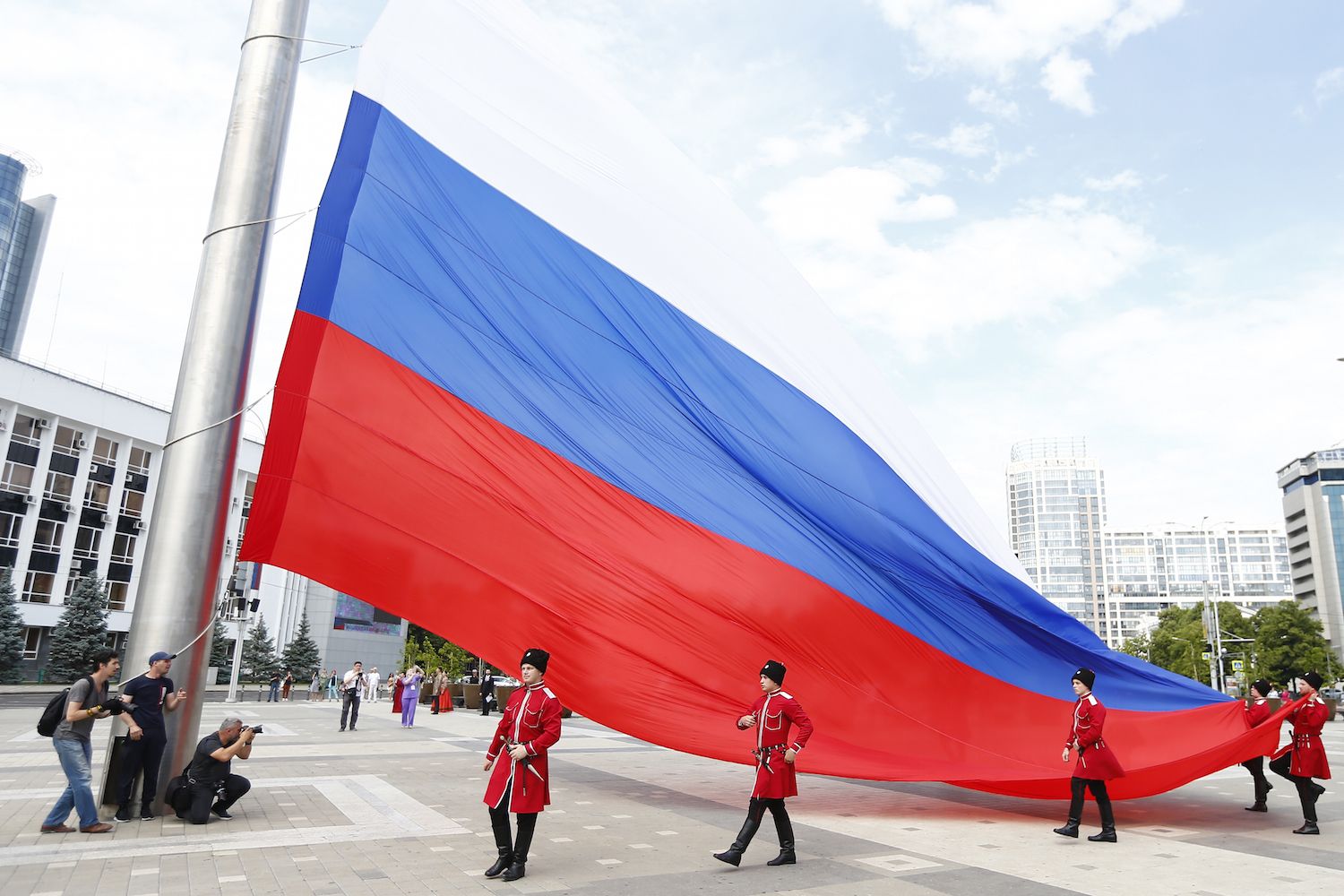 Российский огромный. Церемония поднятия флага России. Поднимают флаг России. Подъем государственного флага Российской Федерации. Площадь флага.