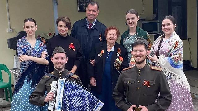 Краснодарских ветеранов поздравляют творческие коллективы. Фото: телеканал «Краснодар»