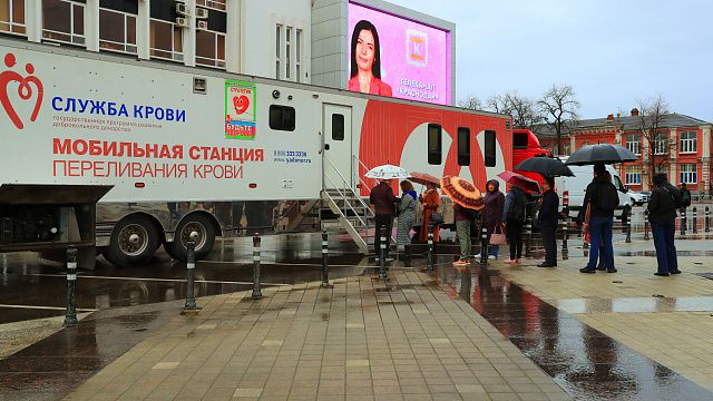 На Главной городской площади Краснодара до обеда принимают донорскую кровь