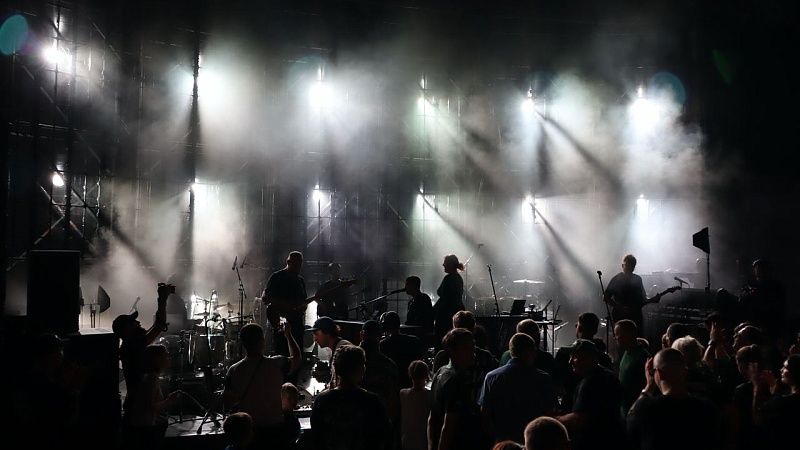 Люся Чеботина ответила Резнику на критику ее откровенного наряда 