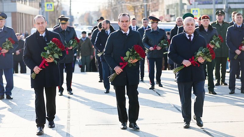 Губернатор Кубани возложил цветы к Вечному огню в День Героев Отечества