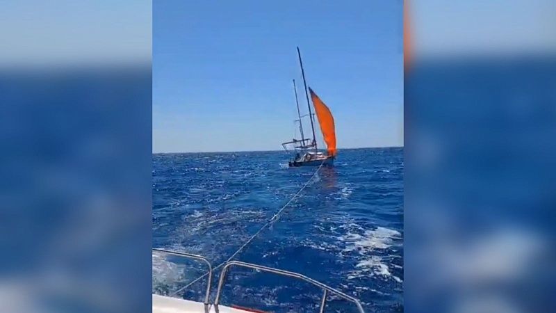 У берегов Крыма спасли прогулочную яхту, потерявшую управление