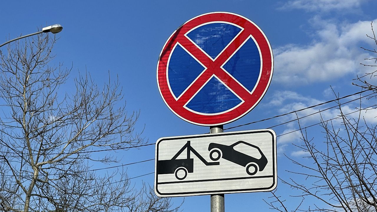 В Краснодаре на двух улицах изменятся правила стоянки и остановки. Фото: Телеканал «Краснодар»