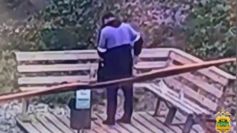 Кража 25 тысяч рублей из рюкзака у туриста попала на видео в Сочи