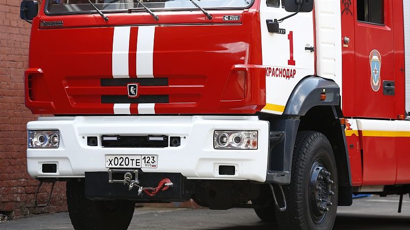 До 3,7 тысяч «квадратов» уменьшилась площадь пожара на нефтебазе в Кавказской