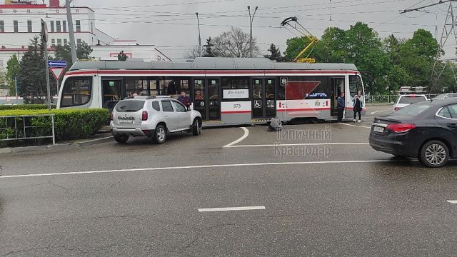 Иномарка столкнулась с трамваем на ТЭЦ. Фото: t.me/krd_tipich_ru/57750