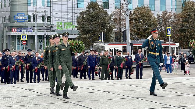 В Краснодаре возложили цветы к Вечному огню